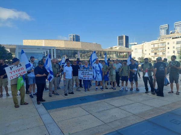 מאות צועדים בהפגנה נגד הסרבנות