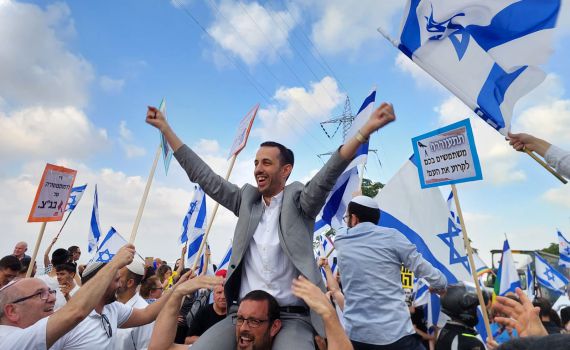 הפגנת ענק של הימין מול בית קלנר. הכביש נחסם