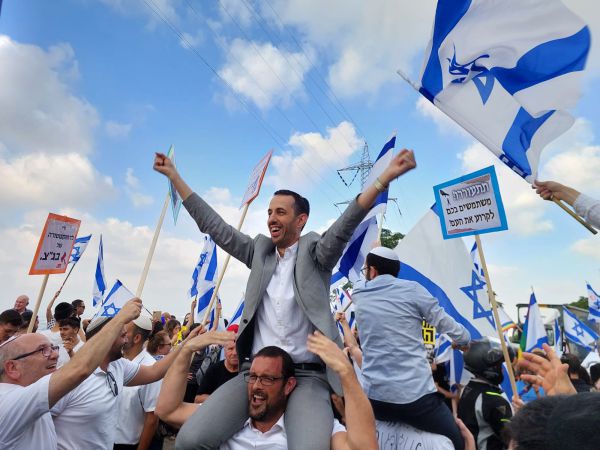 הפגנת ענק של הימין מול בית קלנר. הכביש נחסם