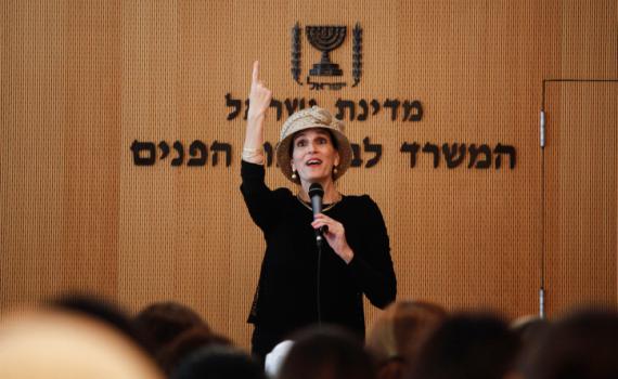 המפגינים עברו מתחת לבית של הרבנית; כך היא הגיבה