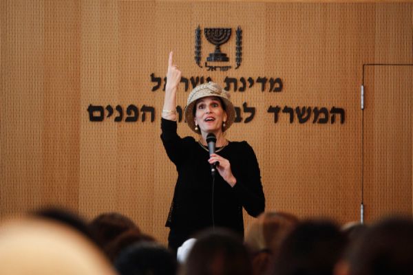 המפגינים עברו מתחת לבית של הרבנית; כך היא הגיבה