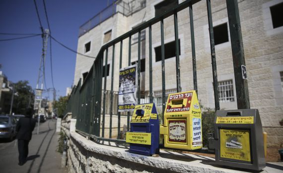 בלי בושה: פרץ לעסק וגנב קופות צדקה