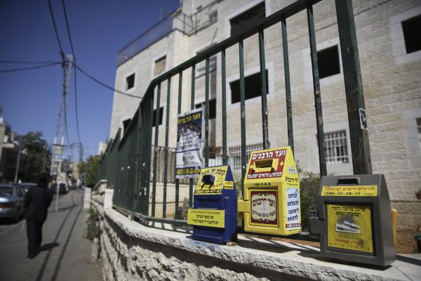 בלי בושה: פרץ לעסק וגנב קופות צדקה