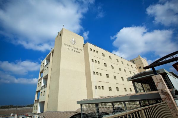 ללא התרעה: שב"ס פרץ לאחד האגפים בכלא רימונים