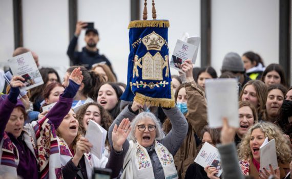 בתו של הרב והזמר החסידי מצטרפת לנשות הכותל