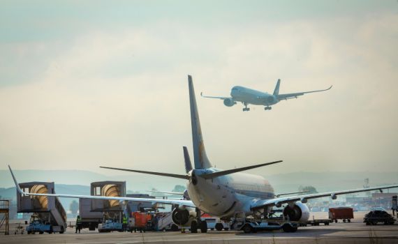 תקרית חריגה בנתב"ג: מטוס עלה על רכב ופגע במטוס אחר