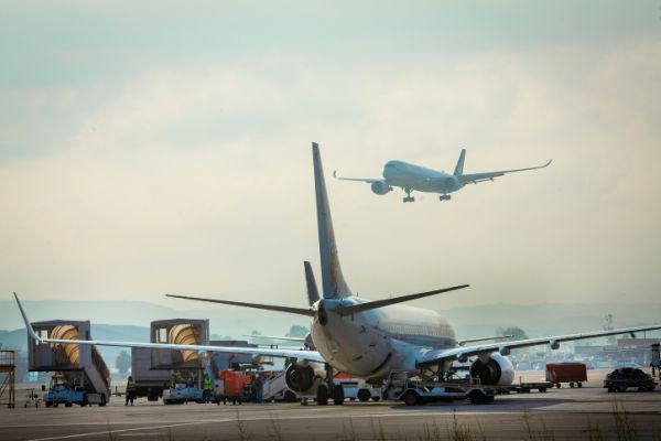 תקרית חריגה בנתב"ג: מטוס עלה על רכב ופגע במטוס אחר