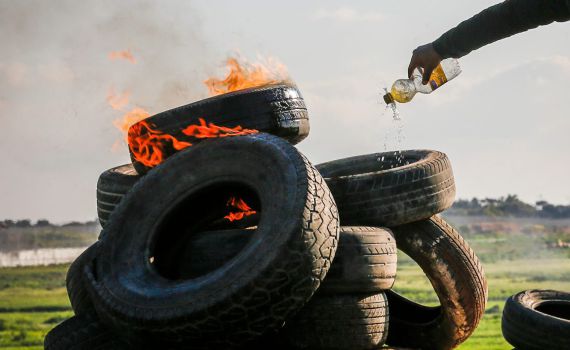המשטרה תפסה מערום צמיגים ליד נתב"ג