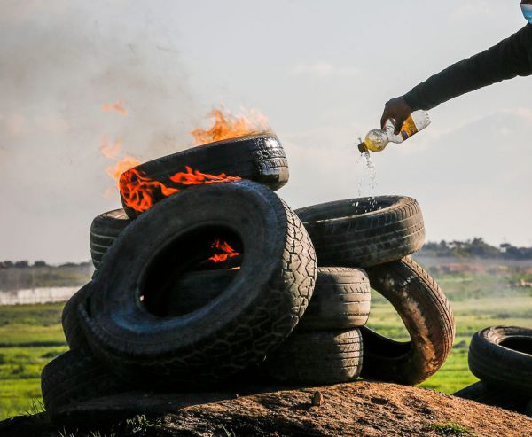 המשטרה תפסה מערום צמיגים ליד נתב"ג
