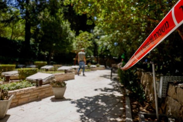 נעצר החשוד שהניח מכתב איום על קבר יוני נתניהו