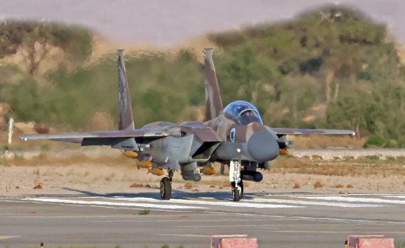 צילם מטוסי קרב בסמוך לבסיס צבאי ונעצר