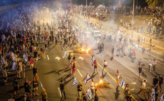 מחאה אלימה: מפגינים ממשיכים לתקוף שוטרים