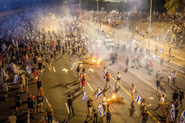 מחאה אלימה: מפגינים ממשיכים לתקוף שוטרים