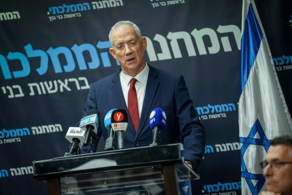 גנץ נגד נתניהו: "הירי זה לא 'החיים', אלא תמרור אזהרה"