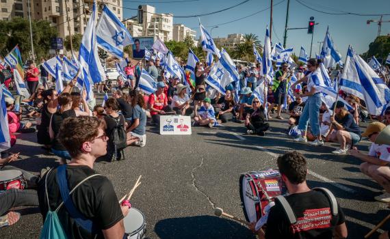 כתב ערוץ 14 הותקף על ידי מפגינים בתל אביב