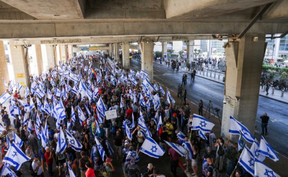 אלפי מפגינים בנתב"ג: חשודים נעצרו והועברו לחקירה