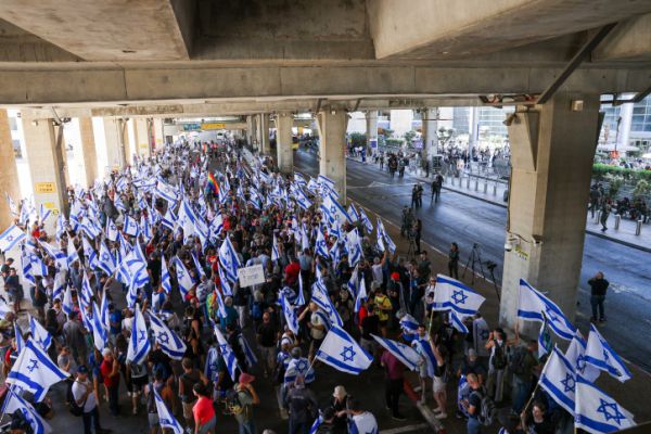 אלפי מפגינים בנתב"ג: חשודים נעצרו והועברו לחקירה