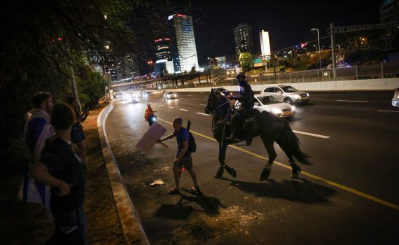 מח"ש הודיעה: פרש שתקף מפגין נחקר באזהרה
