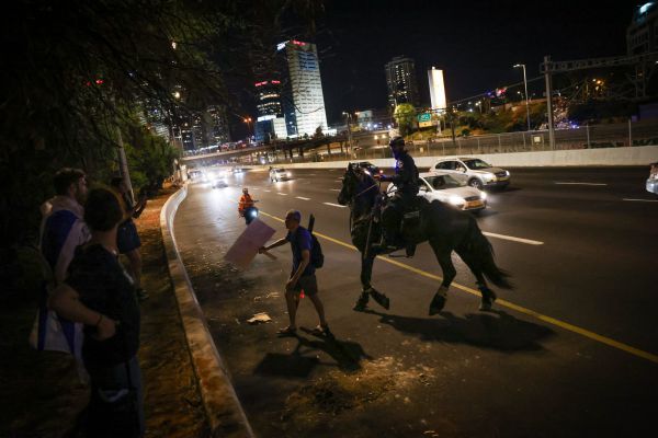 מח"ש הודיעה: פרש שתקף מפגין נחקר באזהרה