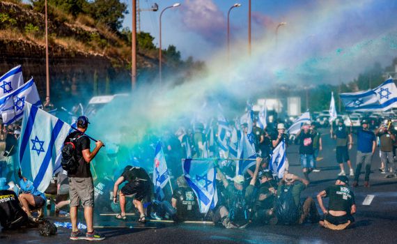 יום האנרכיה: המפגינים זורמים לרחוב קפלן