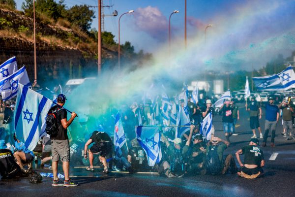 יום האנרכיה: המפגינים זורמים לרחוב קפלן