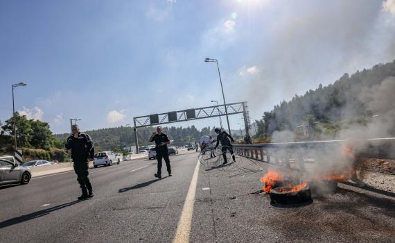 המשטרה: לא מדובר בדריסה – המפגינה התפרצה לכביש