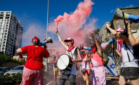 בגלל ההפגנות: ילד עם התקף אלרגיה נתקע 50 דקות בכביש