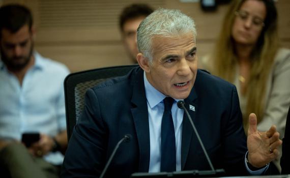 בגלל ציוץ: לפיד הסיר תמיכה במועמד לראשות העיר