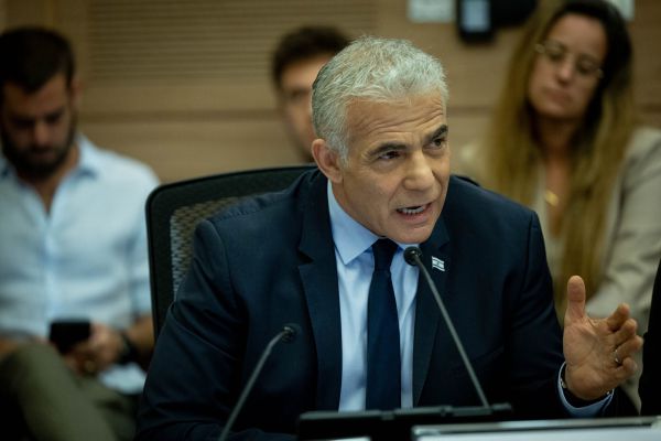 בגלל ציוץ: לפיד הסיר תמיכה במועמד לראשות העיר