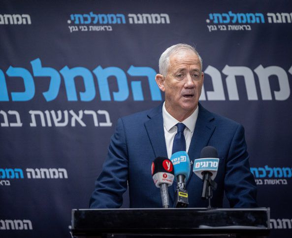 גנץ מציע לנתניהו: מתווה מוסכם לעילת הסבירות