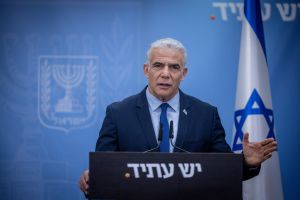 לפיד עונה לחשב הכללי באוצר: "לא העברתי כספים, שיפרסם הוכחות"