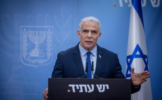 לפיד נגד נתניהו: ממשיך את מופע האטימות והשחיתות