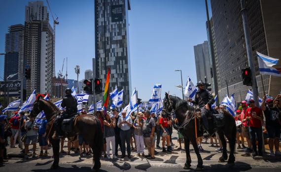 במהלך הפגנה: מתפרע תקף שוטר בראשו