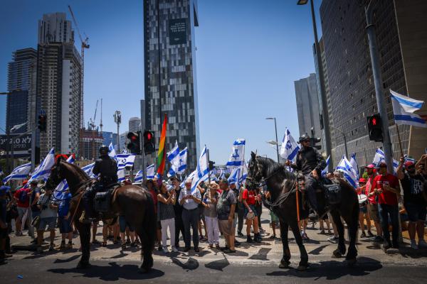 במהלך הפגנה: מתפרע תקף שוטר בראשו