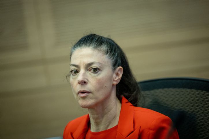 "4 מילים": השלט שהוציא את מרב מיכאלי מדעתה