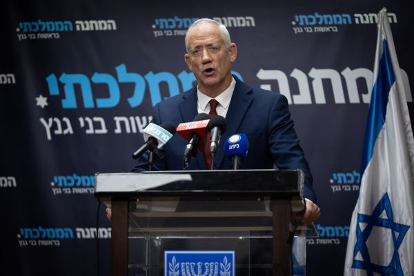 גנץ במתקפה חריפה: "זה ייגמר בפגיעה בחיילים"