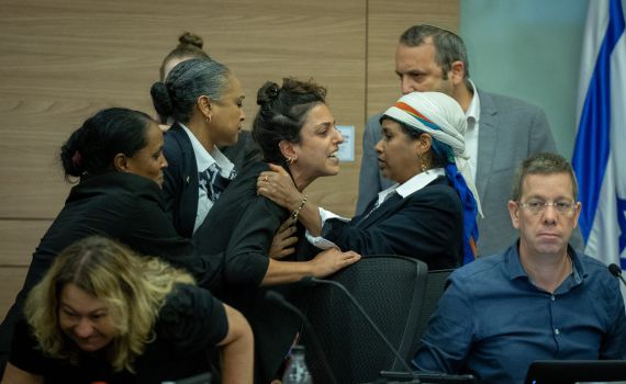 אחרי ההתפרעות: יועצי מפלגת העבודה יורחקו