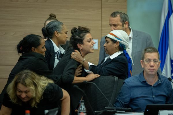 אחרי ההתפרעות: יועצי מפלגת העבודה יורחקו