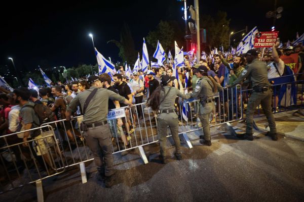 פרשים פינו מפגיני השמאל שחסמו כבישים בירושלים