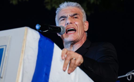 לפיד על אישור התקציב: פוליטיקה עלובה, אין בושה