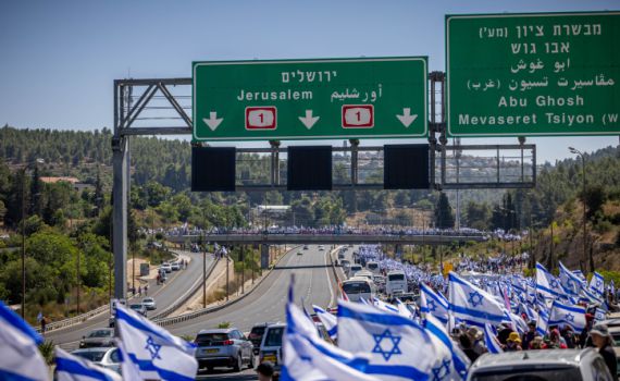 48 שעות להכרעה: עשרות אלפים מפגינים מול הכנסת