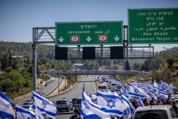 48 שעות להכרעה: עשרות אלפים מפגינים מול הכנסת