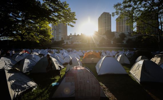 עיר אוהלים: מאות מפגינים ישנו הלילה בגן סאקר