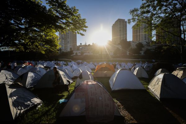 עיר אוהלים: מאות מפגינים ישנו הלילה בגן סאקר