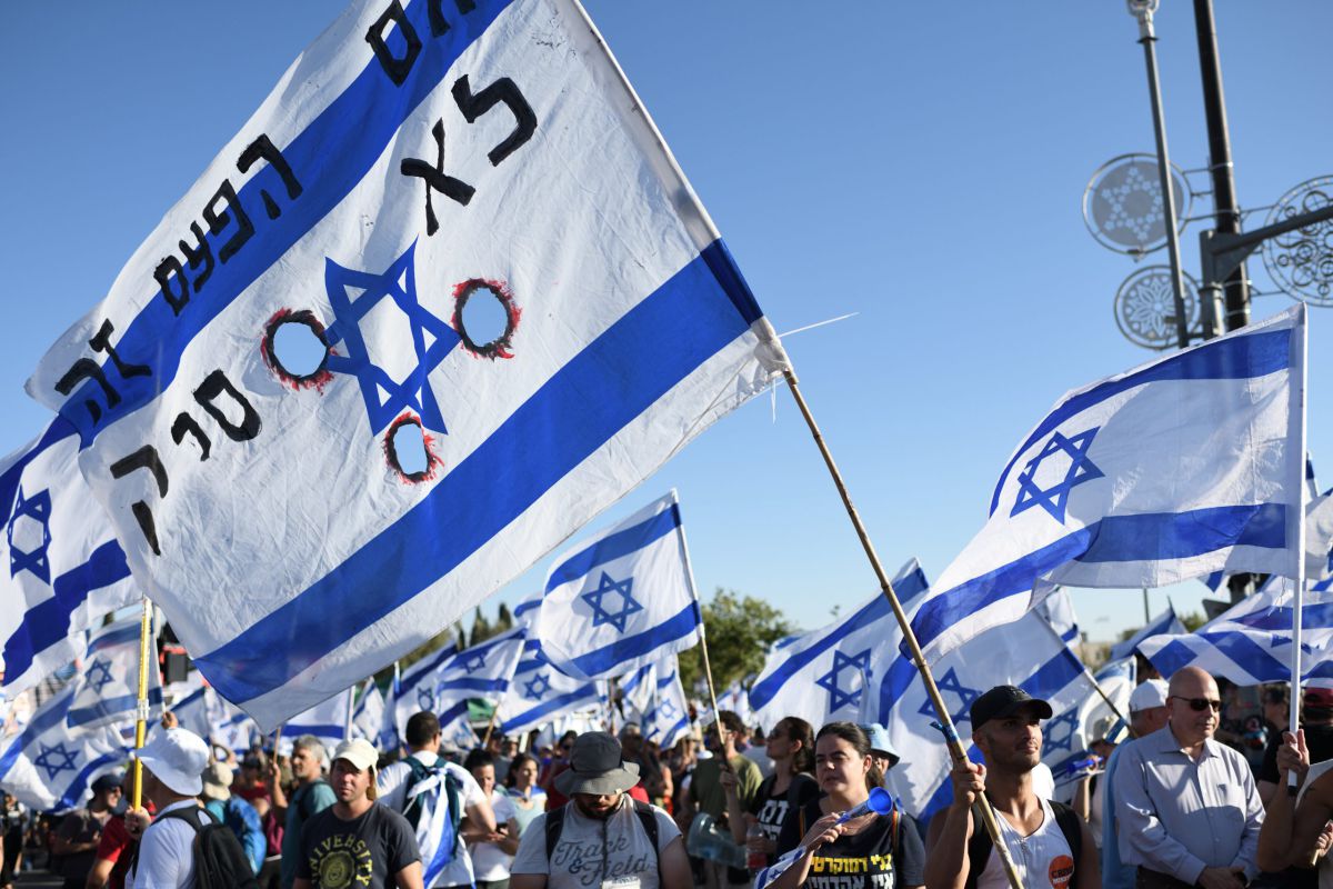 השמאל "גנב" לימין את הדגלים שלו