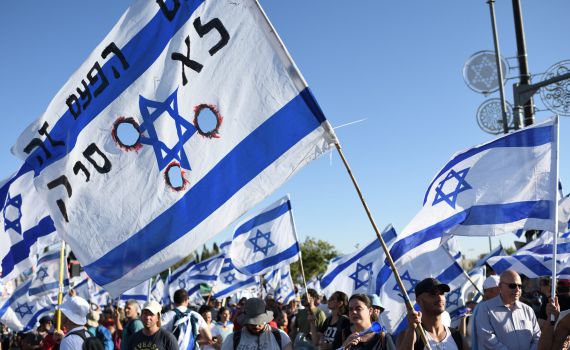 השמאל "גנב" לימין את הדגלים שלו