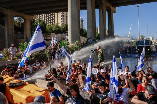 בהנחיית המפכ"ל: המשטרה מתחילה לפנות את כביש בגין