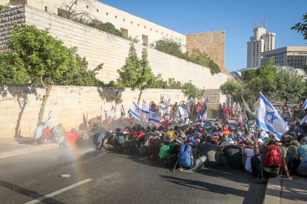 לפני ההצבעה: מפגינים חסמו את הגישה לכנסת