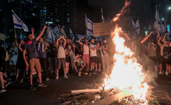 ליל קרב באיילון: 10 שוטרים נפצעו מאלימות מפגינים