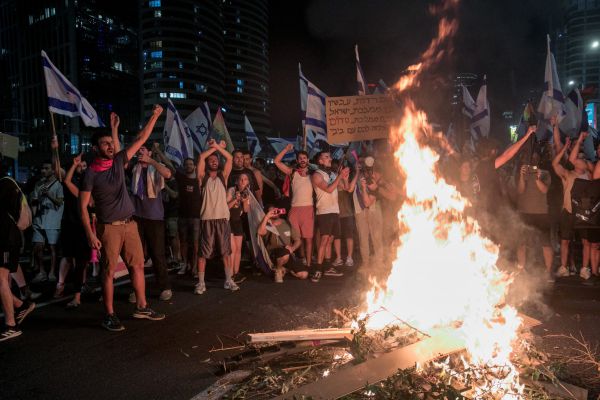 ליל קרב באיילון: 10 שוטרים נפצעו מאלימות מפגינים